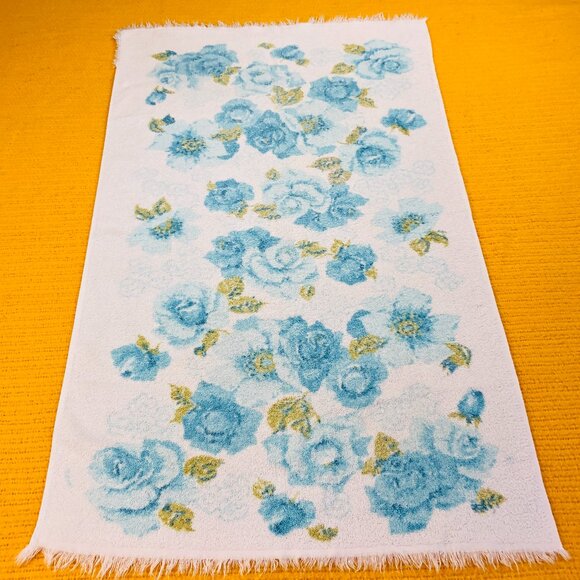 Vintage 60s CANNON Blue Cabbage Rose Bouquet Decorative Fringed Towel 22" x 36" - Picture 1 of 10